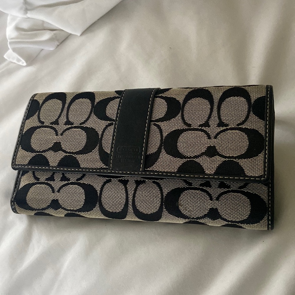 Coach wallet. Used. Very good condition.